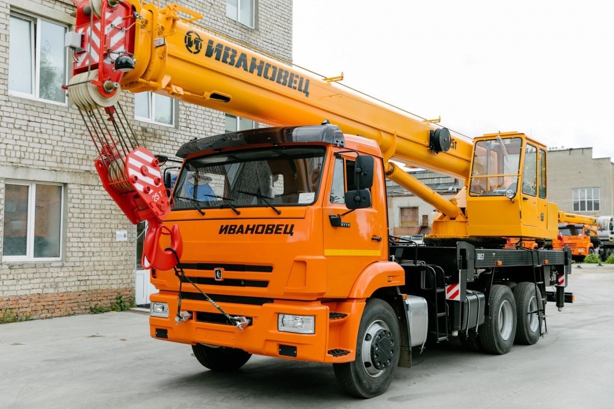 Автокран Ивановец 30 тонн в аренду в Нижневартовске недорого, круглосуточно  - лучшая цена